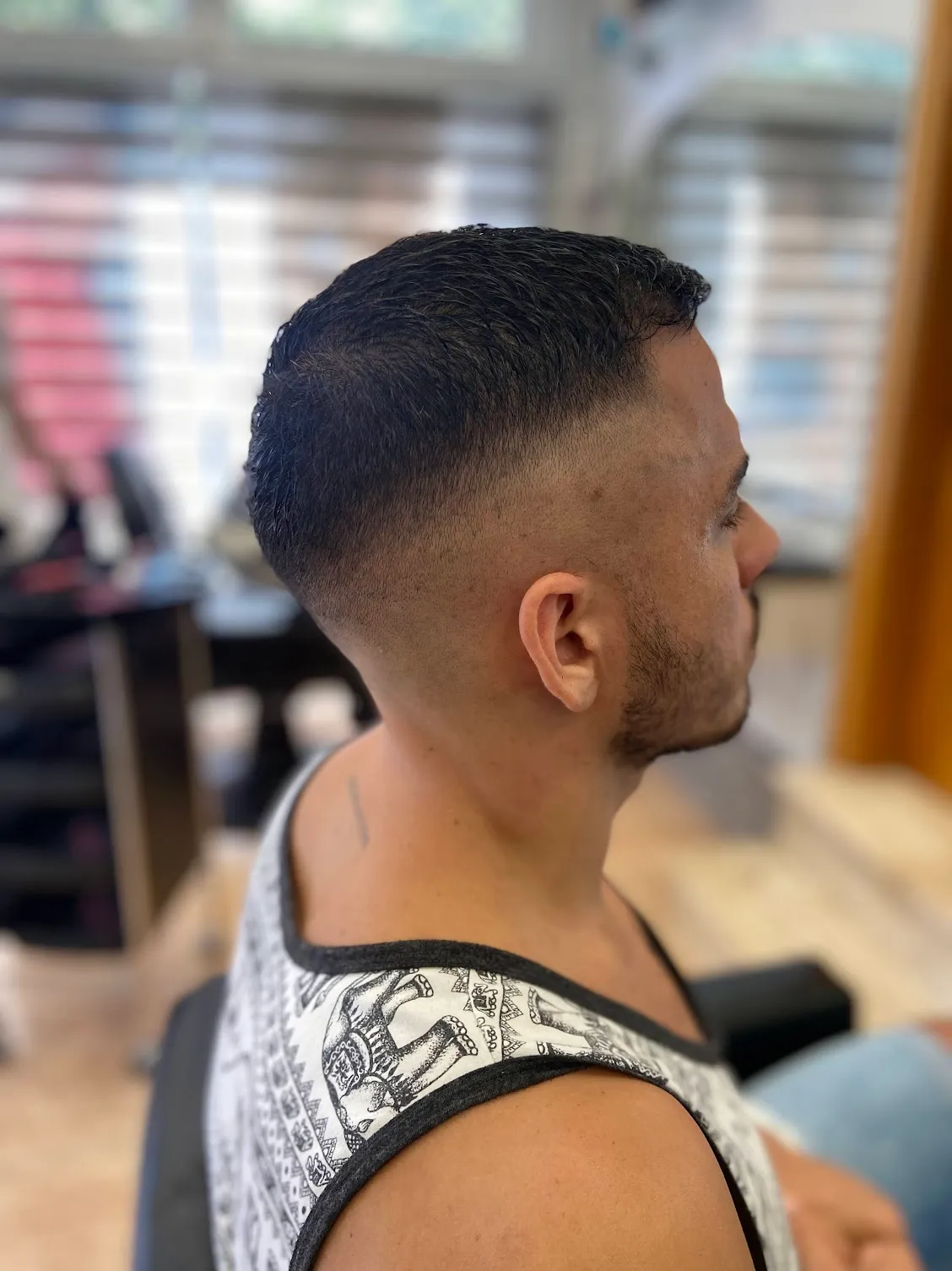 Degradado de barbería con contorno definido
