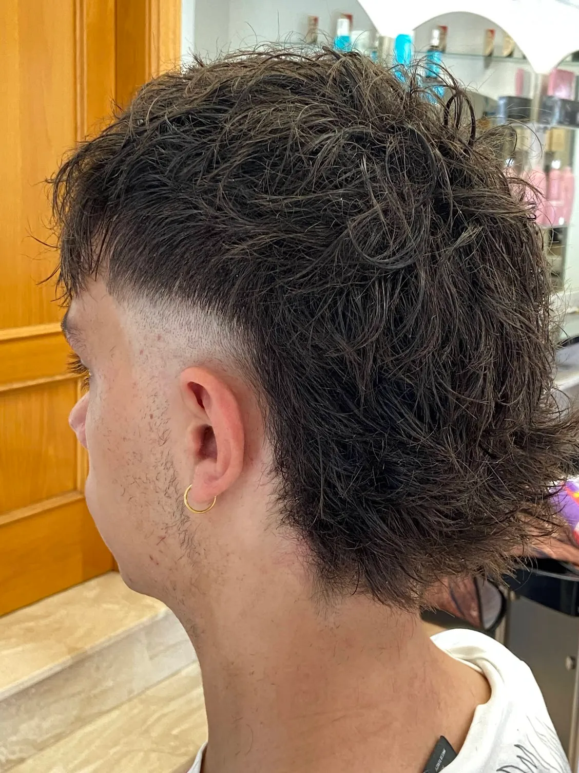 Corte mullet con degradado, visto de perfil